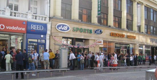 Southend-on-Sea o2 Store iPhone 4 Queue Part 2