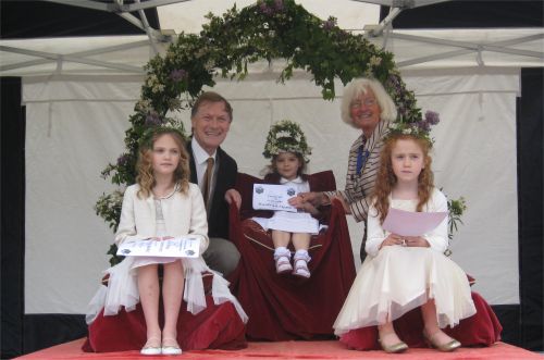 May Queen and May Princesses with David Amess MP and Deputy Mayor of Leigh