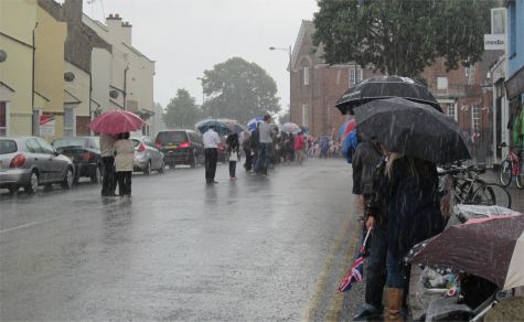 Awaiting the torch on London Road, Leigh-on-Sea