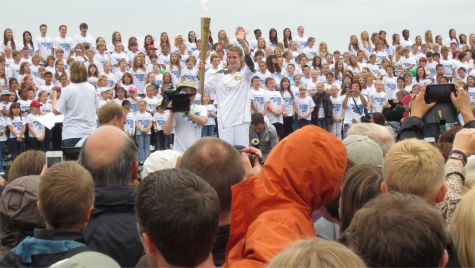 Torchbearer and choir on Southend Seafront